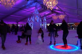 Gezellige drukte op de jaarlijkse kerstmarkt in Heerenveen