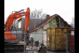 Sloop van drie woningen aan het Meer in Heerenveen bezig!