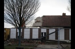 Sloop van drie woningen aan het Meer in Heerenveen bezig!